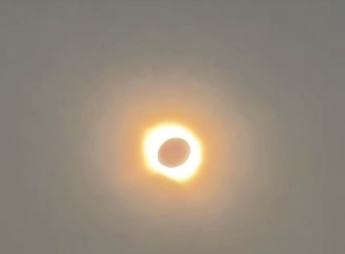 Pelayoastur2's tweet photo. El #Eclipse26 desde la Sierra de la Bobia, Asturias. Con los eólicos de paisaje. Por cierto, siguen destrozando paisaje y el terreno con obras de eólicos.
Fotos telf. sin trípode… https://t.co/IelXlRXyCA