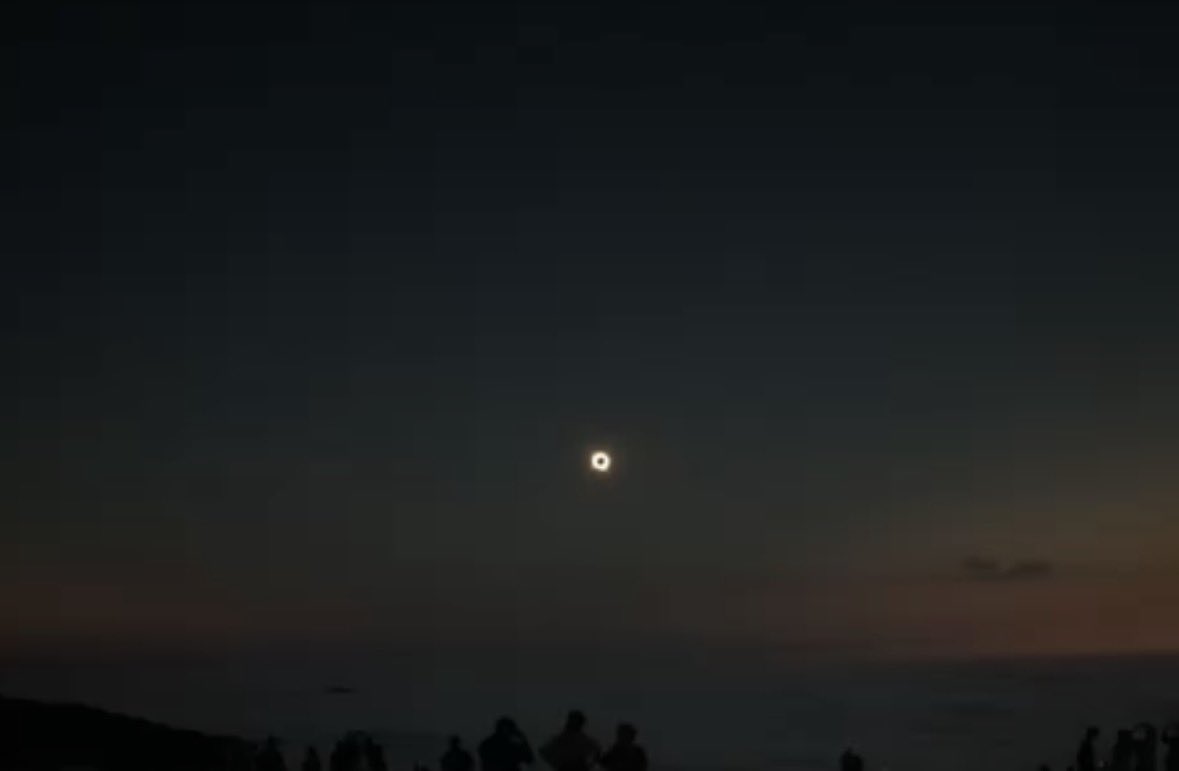 Pelayoastur2's tweet photo. El #Eclipse26 desde la Sierra de la Bobia, Asturias. Con los eólicos de paisaje. Por cierto, siguen destrozando paisaje y el terreno con obras de eólicos.
Fotos telf. sin trípode… https://t.co/IelXlRXyCA