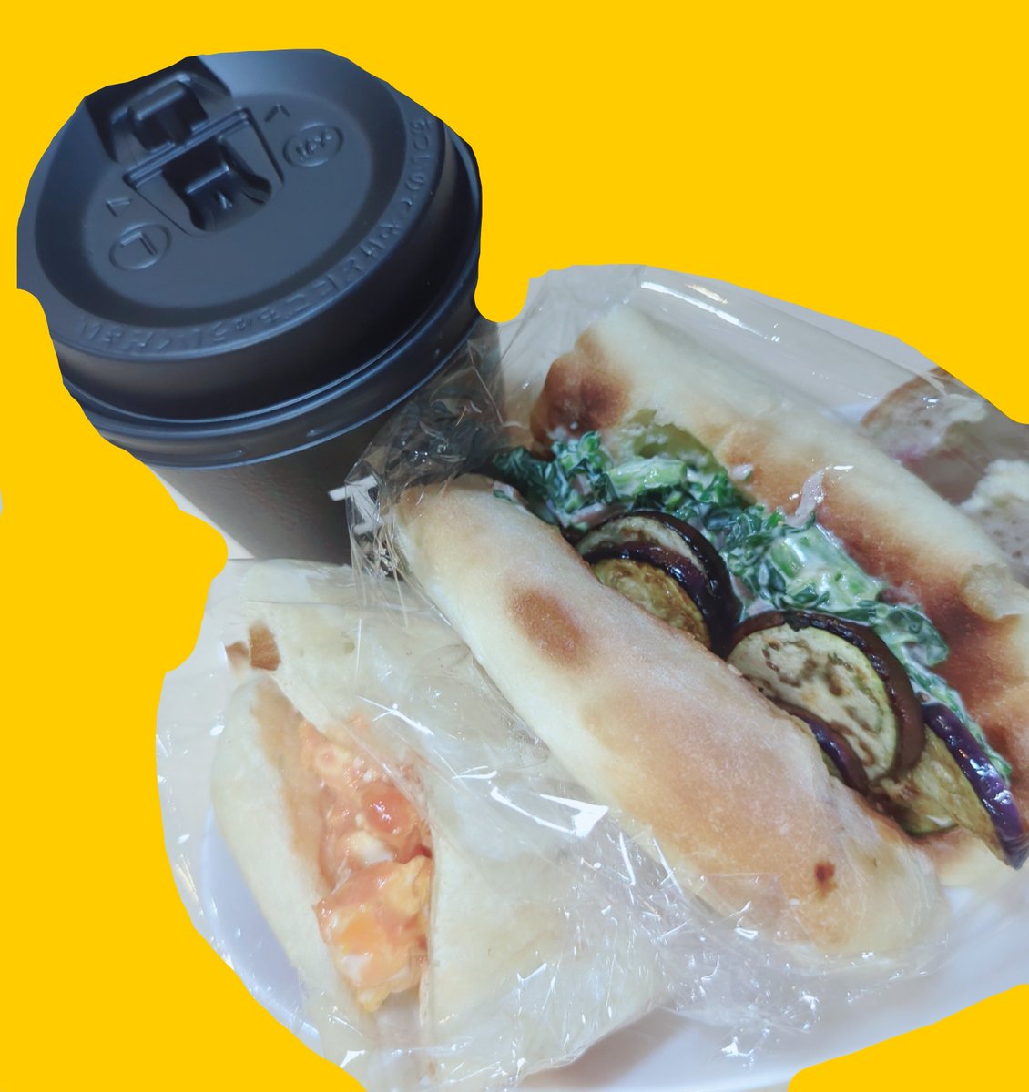 Rio_Kanda_124's tweet photo. 豪華な朝食が食べたい時もある🍀
ので、ナンを使ってス◯ナッチ風サンドを食べるのですよ😺

とても食べづらい、、、!!
中身を盛りすぎました、、、💧

横のぐちゃぐちゃたまごサンドは気にしないでください。邪念です🗨️ https://t.co/FhbdUy1IKd