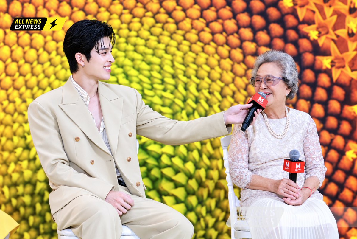 ALLNewsEXPRESS1's tweet photo. ลูกชายของคุณแม่ หลานชายของอาม่า!! 
“ปอนด์ ณราวิชญ์” #ppnaravit ควงคุณแม่และอาม่า  ร่วมงาน The Mall Lifestore Women Inspired Sunflower Social Club

POND AT THE MALL LIFESTORE WOMEN INSPIRED
#TheMallBangkapiXPond #ppnaravit
#WomenInspired2026 #SunflowerSocialClub https://t.co/E64MJRpN0B