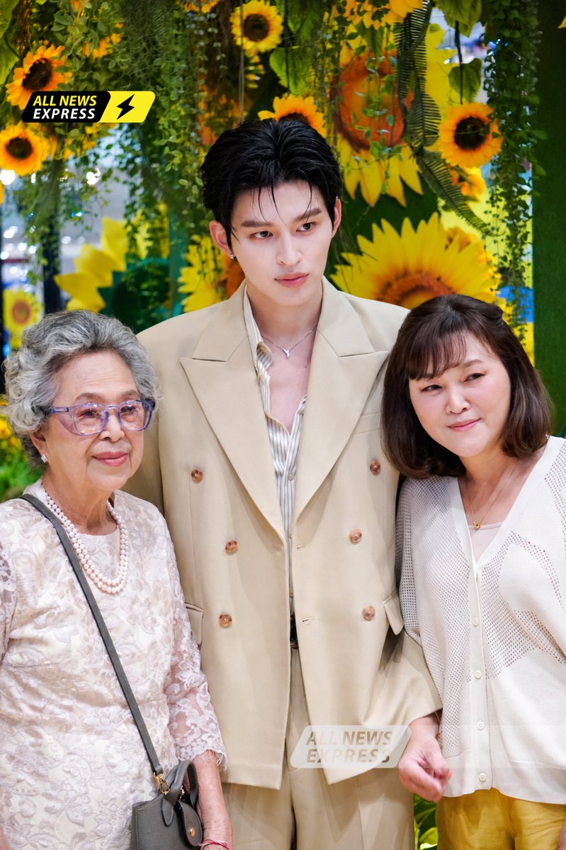 ALLNewsEXPRESS1's tweet photo. ลูกชายของคุณแม่ หลานชายของอาม่า!! 
“ปอนด์ ณราวิชญ์” #ppnaravit ควงคุณแม่และอาม่า  ร่วมงาน The Mall Lifestore Women Inspired Sunflower Social Club

POND AT THE MALL LIFESTORE WOMEN INSPIRED
#TheMallBangkapiXPond #ppnaravit
#WomenInspired2026 #SunflowerSocialClub https://t.co/E64MJRpN0B