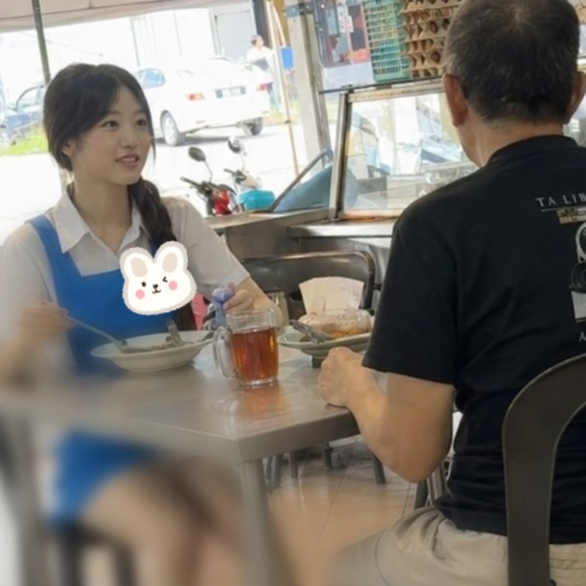 myskirt88's tweet photo. 小姐姐 吃饭就别跟爸爸讲话了啦 https://t.co/aCOMRcc6aa