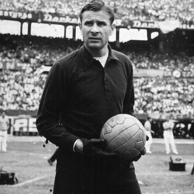 HayArqueros's tweet photo. "Los goles sufridos acechan, siempre. Uno no recuerda los que salvó, sino los que le metieron". 
Lev Yashin, único arquero en ganar el Balón de Oro 🧤 #HayArqueros https://t.co/dgU0H3fYGy