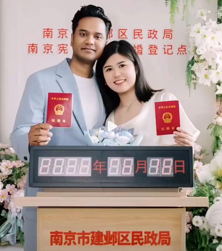 sexla's tweet photo. 一个中国南京女人，嫁给了一个印度男人，他们在中国领取了结婚证，这个男人接下来会从印度带一大批印度人来中国，一坨屎便开始了繁殖 https://t.co/fixHDuTuR7