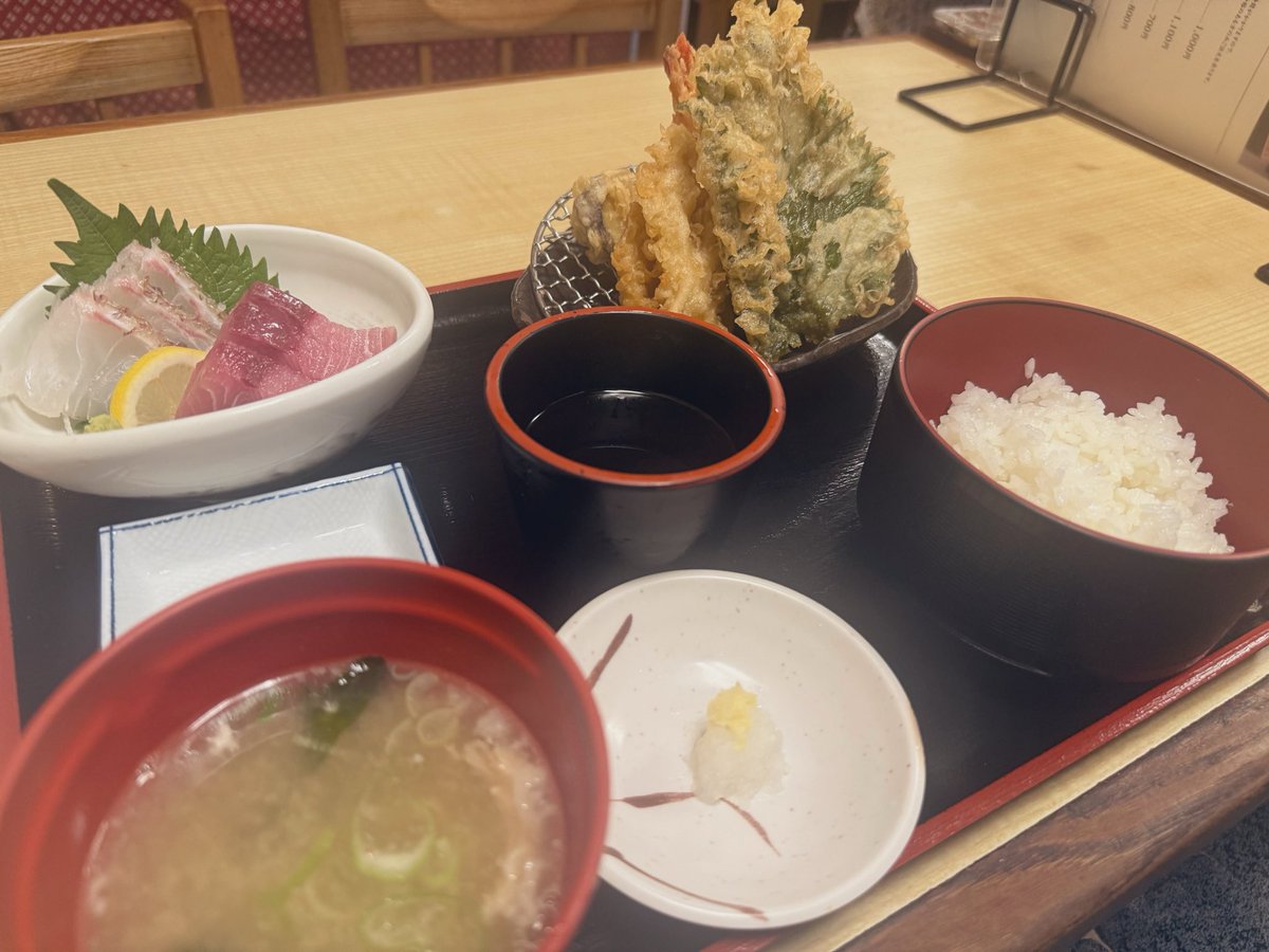 teinn_digmon's tweet photo. 熱海。　刺身と天ぷら選べなくて両方頼んだんだけど、天ぷら盛りすぎ1850円安い許す。 https://t.co/rC55d3CHfu