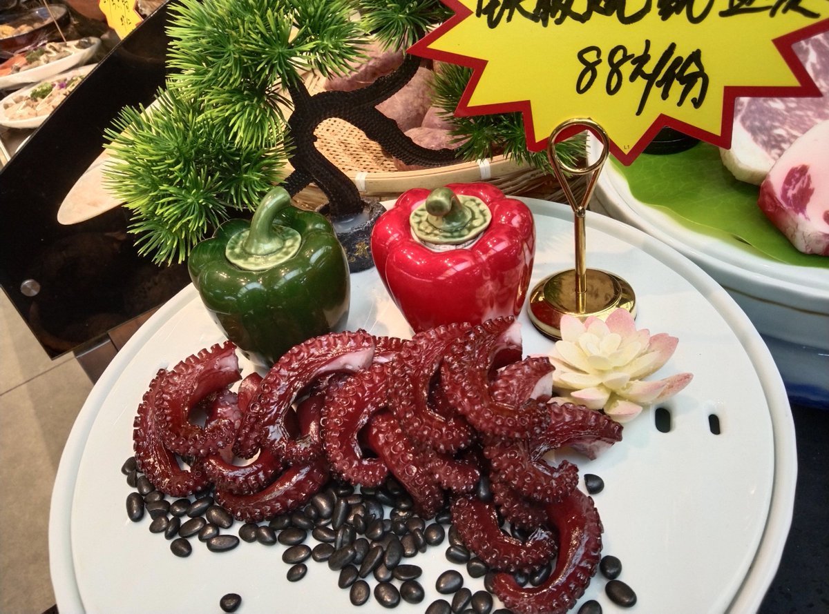 timthomas1968's tweet photo. Craving late-night vibes This crispy golden fried squid on a stick from the roadside stall hits DIFFERENT—juicy inside, spicy seasoning on point. No fancy restaurant needed, just good street grub and a grin. https://t.co/dstoJLufAU