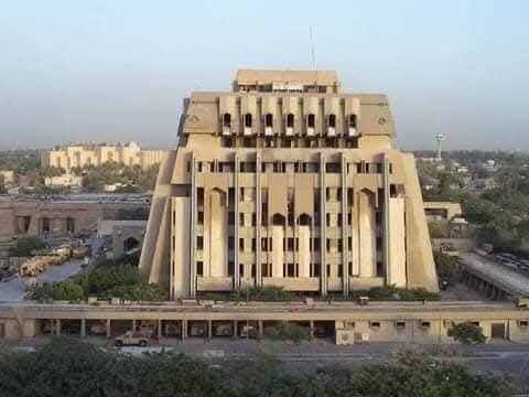 IQsumerian's tweet photo. قصر الزقورة..
🔶معلم معماري حكومي في بغداد. يقع داخل المنطقة الخضراء في كرادة مريم. صُمم عام 1975 بأسلوب مستوحى من الزقورات السومرية والآشورية القديمة. يضم المبنى مكاتب تابعة لرئاسة الوزراء العراقية اليوم. https://t.co/uMbZHbSwFv