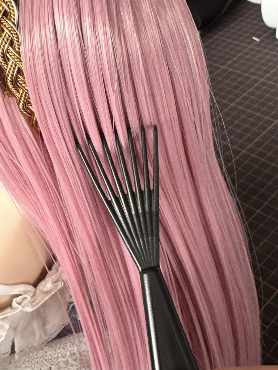 mkz_s's tweet photo. ウィッグ整えるのに良いのでは無いでしょうか？
ダイソーのヘアブラシクリーナー https://t.co/6IIEyx07vm