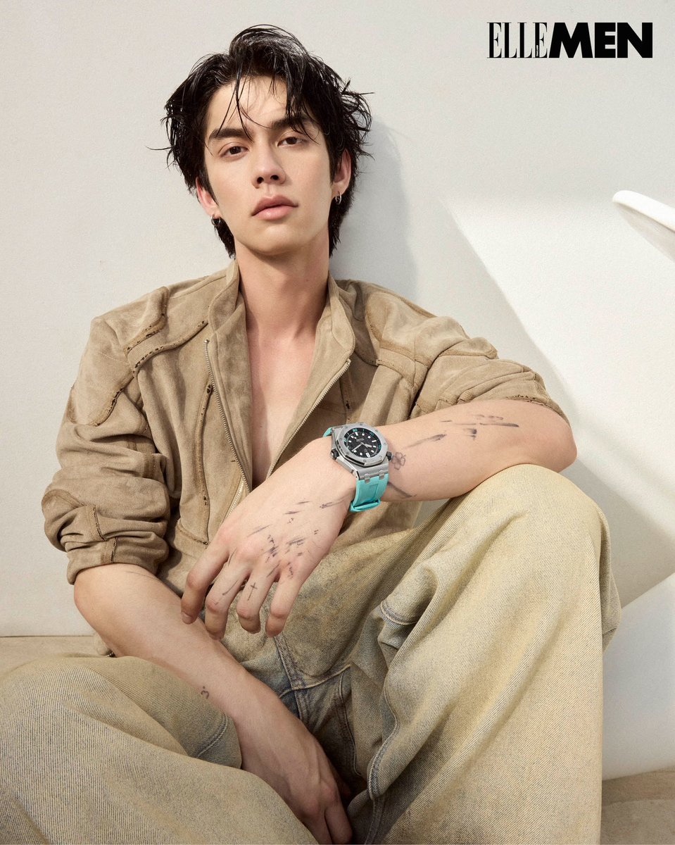 pmxvc_'s tweet photo. IG : ellementhailand
[https://t.co/6DkZP75B1u]

ไบร์ท–วชิรวิชญ์ ถ่ายทอด 3 คาแรกเตอร์ที่แตกต่างผ่านคอลเล็กชั่น Royal Oak Offshore จาก Audemars Piguet ตั้งแต่ Royal Oak Offshore Diver นาฬิกาดำน้ำที่เติมกลิ่นอายการพักผ่อนริมชายหาดด้วยเฉดสีเทอร์ควอยส์สดใส, Royal Oak Offshore Selfwinding Chronograph ที่โดดเด่นด้วยดีเทลสีสันบนหน้าปัดสีเทาเข้มที่จับคู่มากับการตกแต่งด้วยสีขาวและสีเทอร์ควอยส์สะท้อนความสปอร์ตที่กล้าจะต่าง ไปจนถึง Royal Oak Offshore Selfwinding Chronograph รุ่นตัวเรือนไทเทเนียมและเซรามิก ที่ผสานวัสดุสมรรถนะสูงเข้ากับคู่สี Bleu Nuit ได้อย่างลงตัว 

#ELLEMENXbbrightvc
#AudemarsPiguetxBRIGHT
#ELLEMENThailand
#RoyalOakOffshore
#AudemarsPiguet
#bbrightvc