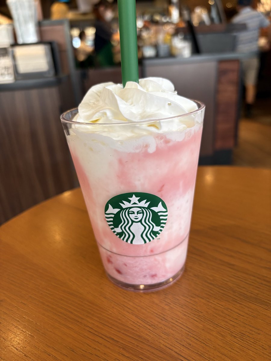 natchsang309's tweet photo. 高崎来たよー！
スタバの群馬限定のストロベリーヨーグルトフラペチーノ🍓
甘酸っぱくてめちゃくちゃ美味しかった😋 https://t.co/b04wEPiEri