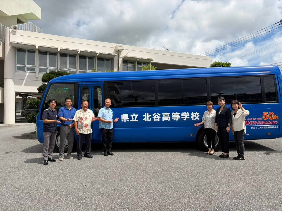 atari036's tweet photo. 北谷高校５０周年記念事業にご協力頂いた皆様、マイクロバス寄贈できました。
誠にありがとう御座いました。 https://t.co/XzUWUel7uP