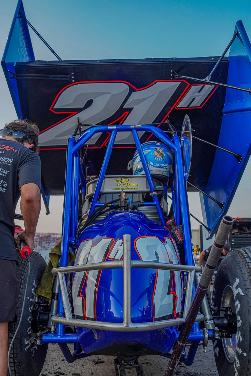 BradyBacon's tweet photo. Mixed night on our prelim at the Knoxville Nationals. Qualified 10th, 7th to 7th in the heat, and 8th to 8th in a stacked B main. Very tough to pass tonight. 21H is fast but you just need a little luck on a track like that. We will try again on Friday. https://t.co/1chc3FmqGA