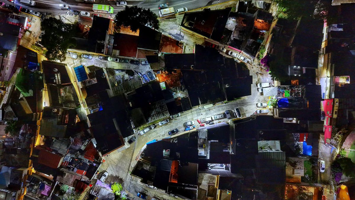 SOBSECDMX's tweet photo. Más luz en las calles significa mejores condiciones para recorrerlas y disfrutarlas. Así, en la colonia Lomas de Becerra, alcaldía Álvaro Obregón, con el programa #CiudadIluminada: #ComunidadSegura renovamos y ampliamos la infraestructura de alumbrado con nuevas luminarias LED. https://t.co/NincExW8qj