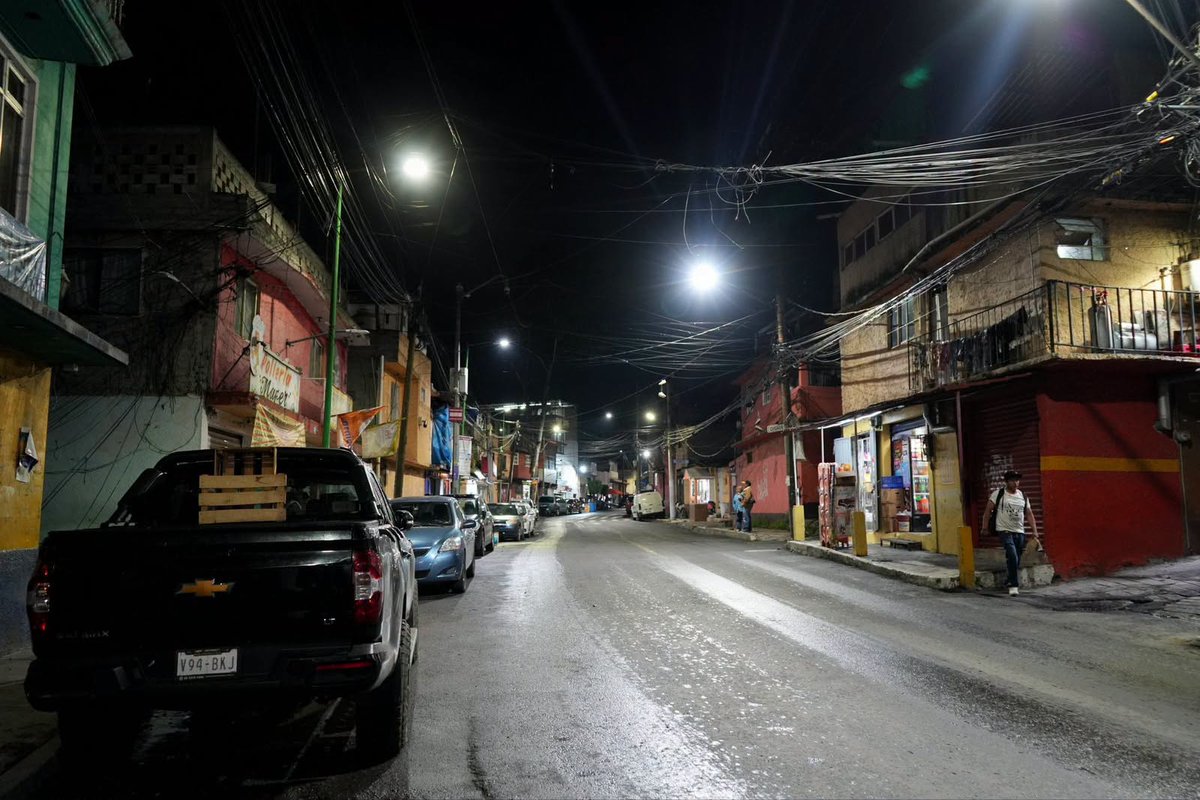 SOBSECDMX's tweet photo. Más luz en las calles significa mejores condiciones para recorrerlas y disfrutarlas. Así, en la colonia Lomas de Becerra, alcaldía Álvaro Obregón, con el programa #CiudadIluminada: #ComunidadSegura renovamos y ampliamos la infraestructura de alumbrado con nuevas luminarias LED. https://t.co/NincExW8qj