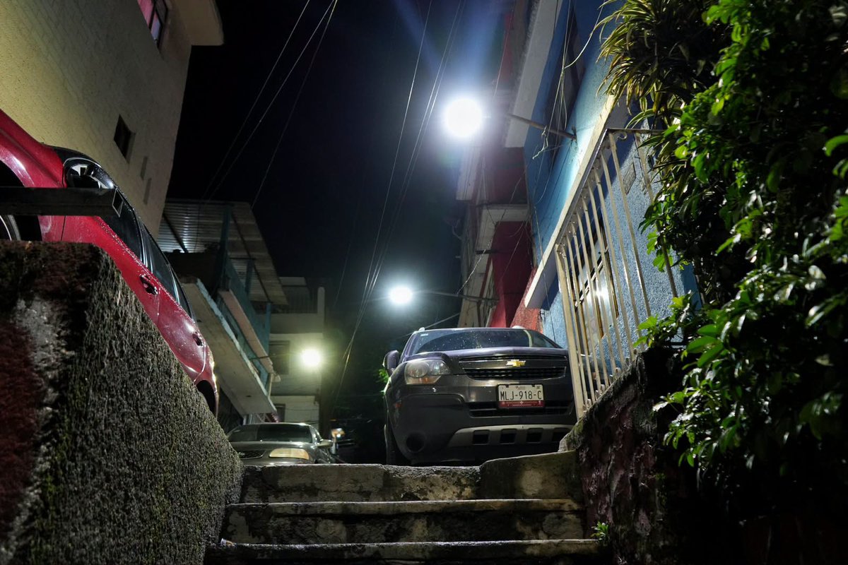 SOBSECDMX's tweet photo. Más luz en las calles significa mejores condiciones para recorrerlas y disfrutarlas. Así, en la colonia Lomas de Becerra, alcaldía Álvaro Obregón, con el programa #CiudadIluminada: #ComunidadSegura renovamos y ampliamos la infraestructura de alumbrado con nuevas luminarias LED. https://t.co/NincExW8qj