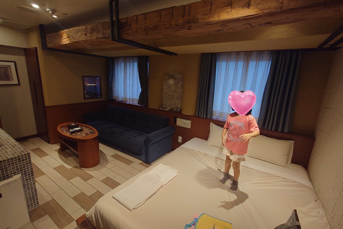 o_____sa's tweet photo. かすや家で毎年恒例になりつつあるお仕事に便乗したお泊まり🏢
お盆に会う親戚と化したスタッフさんたちに今年も会えました✨
それにしてもみんな歌が上手くなっててビックリしたわよ🎤( ᐖ ) https://t.co/55MyaMkmn1