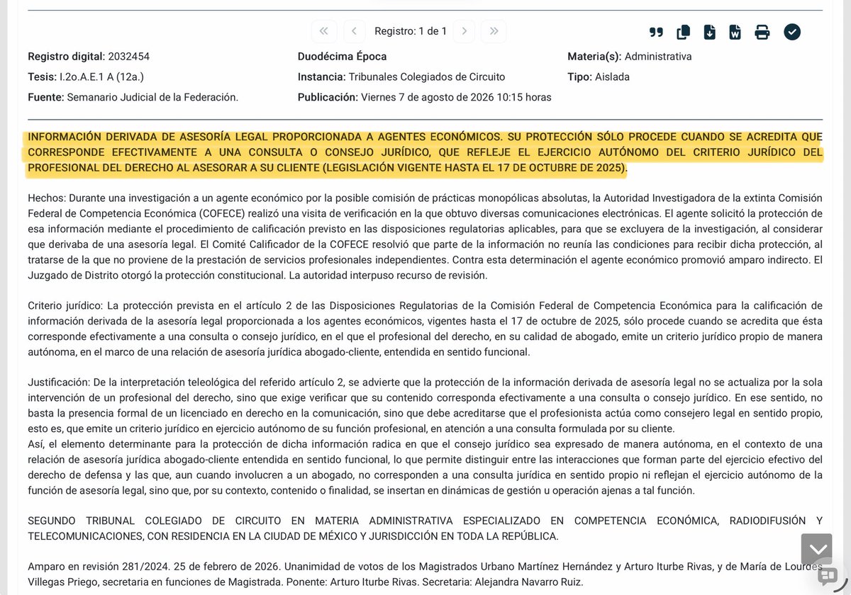 JoseMarioMX's tweet photo. El viernes pasado, se publicó un criterio judicial que puede cambiar mucho más de lo que parece la forma en que abogados y empresas se comunican. Surgió de una investigación de competencia económica: la autoridad revisó correos entre una empresa y sus abogados, y el tribunal sostuvo que el secreto profesional no protege cualquier intercambio, sino sólo aquel que sea realmente una consulta jurídica y refleje un criterio autónomo del abogado.

La idea suena razonable hasta que uno la lleva a la vida real. Un abogado corporativo no trabaja en compartimentos: opina sobre contratos, riesgos regulatorios, decisiones comerciales, estrategia, cumplimiento, crisis. Todo se mezcla. ¿Quién va a decidir después qué correo era “jurídico” y cuál era sólo “estratégico”? Si esa frontera queda en manos de la misma autoridad que quiere conocer el contenido, el secreto profesional corre el riesgo de volverse mucho más frágil de lo que pensamos.

Y ahora agréguenle inteligencia artificial. Si una firma usa IA para investigar, resumir jurisprudencia o preparar borradores, ¿desaparece el criterio autónomo del abogado? No debería. La pregunta importante no es quién escribió cada palabra, sino quién revisó, entendió, corrigió y asumió profesionalmente la opinión. Ahí está el verdadero debate: proteger la función jurídica y la confianza del cliente, no un formato, una etiqueta o una vieja idea de cómo “debe verse” el trabajo de un abogado.