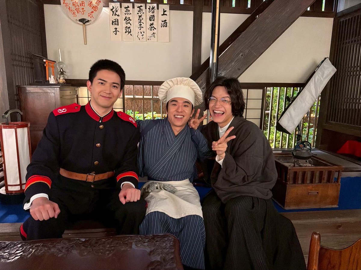 kai_shouma's tweet photo. 【staff】
本日も、#風薫る ご視聴ありがとうございました🍃

直美さんを待っていたところ、ついに恋敵（？）のりんさんに会えた #吾郎さん 🍵

そしてこの3人も田之上屋に集まりました🍡
オフショットのオフショットです📷

明日も是非ご覧ください！

#甲斐翔真 https://t.co/onykLvkqSO