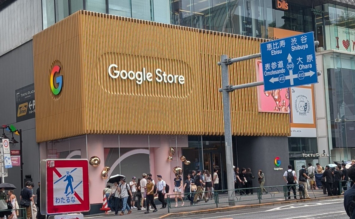 Castellamore's tweet photo. Googleストア開店1時間前なのに結構並んでいる https://t.co/rrT70FbSAQ