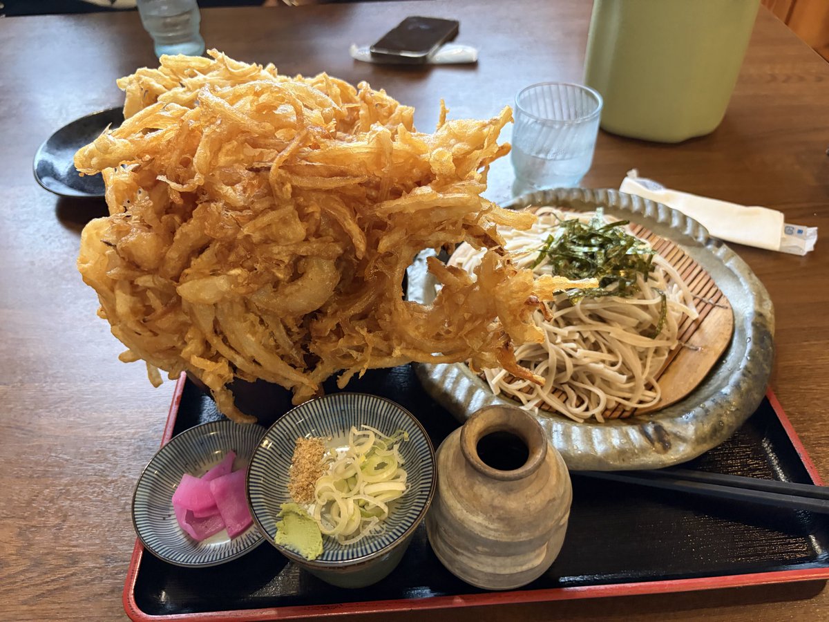 51pooh's tweet photo. 久しぶりに大盛り。
福六十さんのかき揚げ丼セット。
美味しくいただきました！
でも食べきれなかった😭
残りはお持ち帰りです。

#福六十
#そば
#かき揚げ丼
#かき揚げデカすぎ
#埼玉県飯能市 https://t.co/RBGxAf9YtC