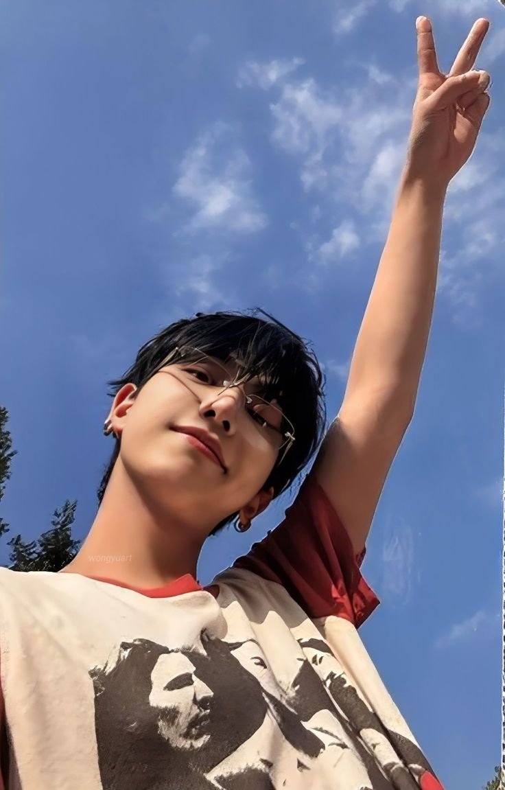 yasuko_1204's tweet photo. 재현이의 필승 각도와 포즈,,,,역시 파란색이랑 잘 어울린다...얼굴이 살잖아...그 와중에 손은 아담해서 더 커여움,,,, https://t.co/z6rxeFVirj
