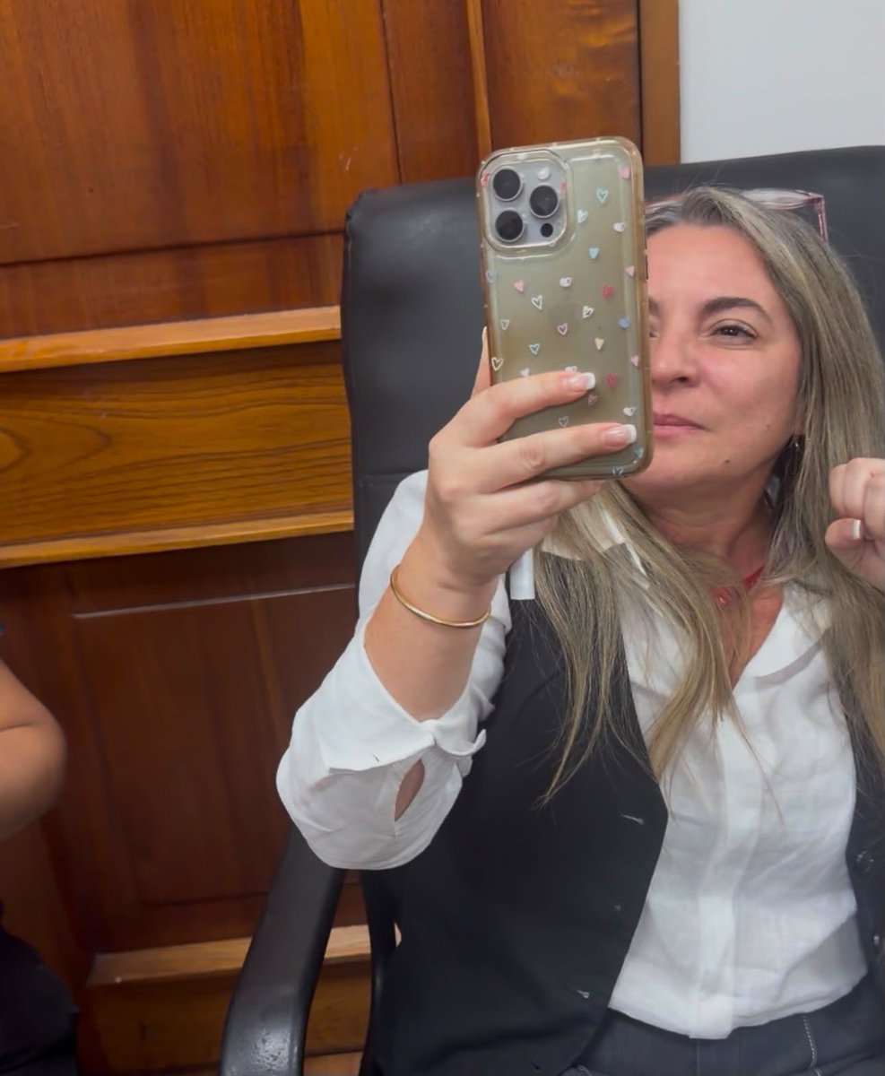 antoniomed_'s tweet photo. @ChacoteroPeru Esta es la cara de la asalariada del fujimorismo que AGREDIÓ BRUTALMENTE al diputado Jair Manrique de Ahora Nación

Congreso debe separar a esta agresora del Congreso por agresión contra un diputado elegido por los peruanos

@SunafilPeru @SERVIR_PERU @ocram

Foto de @elcholaco https://t.co/mq1zU42F5d