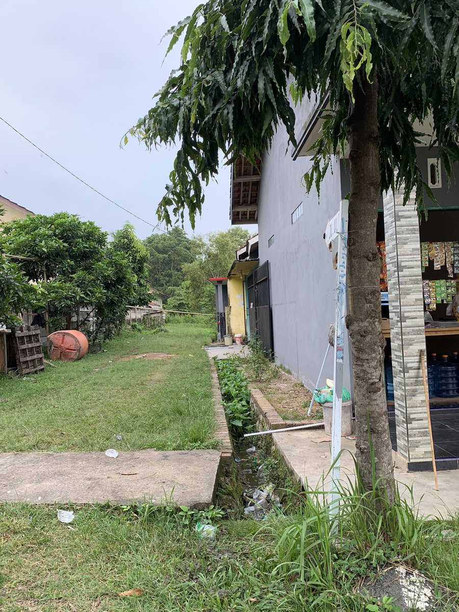 thermopollin's tweet photo. Hari terakhir di lampung, anak pamitan dulu sama anak yang ngontrak rumah. Abis itu gantian pamitan sama rumahnya, rumah juga dititipkan ke yang ngontrak. Semoga aman dan baik-baik selama ditinggal ❤️ 

Berangkat ke lamlung bagasi cuman isi koper, pulangnya? Full ❣️ https://t.co/Uwep3I2OBl