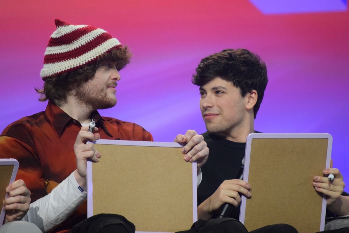 dumbbtw's tweet photo. The way they look at each other,,,, have they even looked at each other this year bruh https://t.co/O9rS25Rk4b