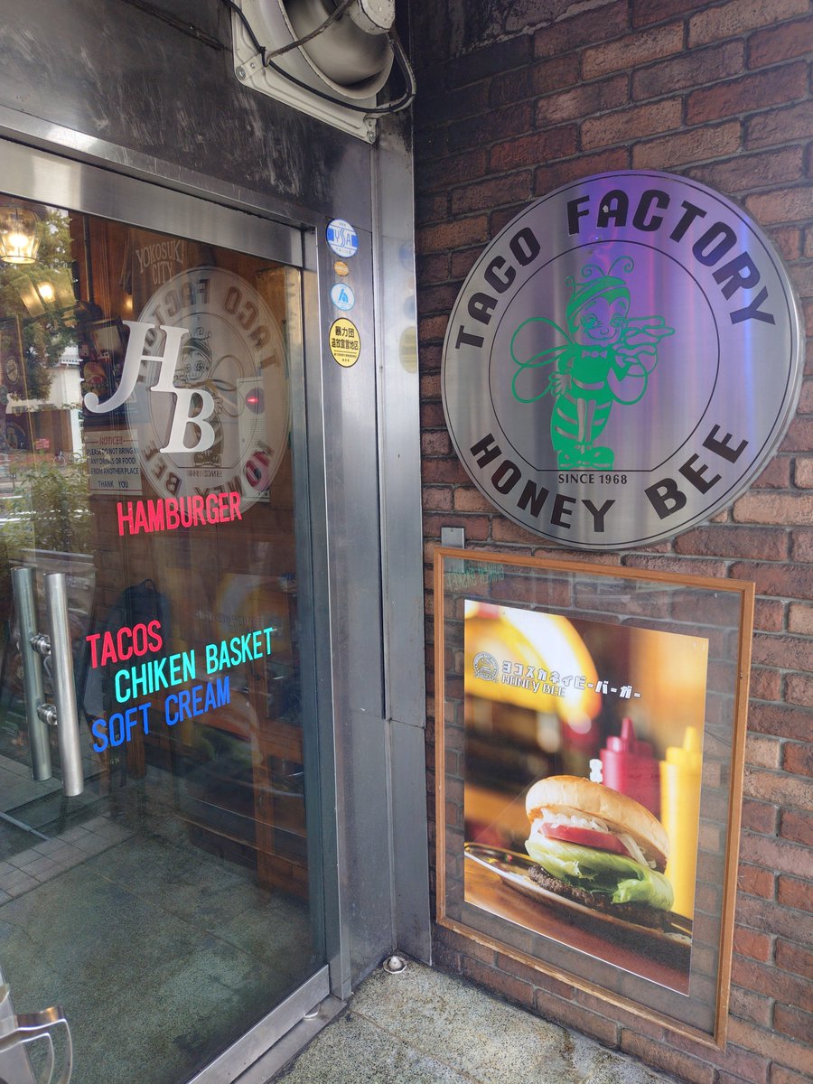chibusan's tweet photo. 神奈川県横須賀市、HONEY BEEにて、カリフォルニアバーガーコンボ。横須賀市で有名なハンバーガー屋に行ってきました。ハーフポンドの肉厚パティとピクルス、マヨネーズ、ケチャップが最高の組み合わせです。大きいですがしつこくなく、ペロッと食べちゃいました。 https://t.co/AyHF1TKf8A
