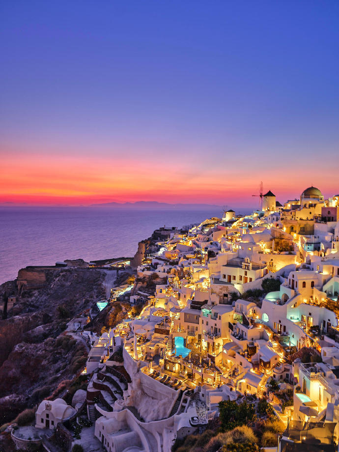 Rodney53227626's tweet photo. Just caught the most vibrant sunset over Santorini’s white-washed cliffs—sand between my toes, warm wine in hand, and this view that feels like a postcard come alive. Best summer day in Greece so far! https://t.co/LjTcK8lDFo
