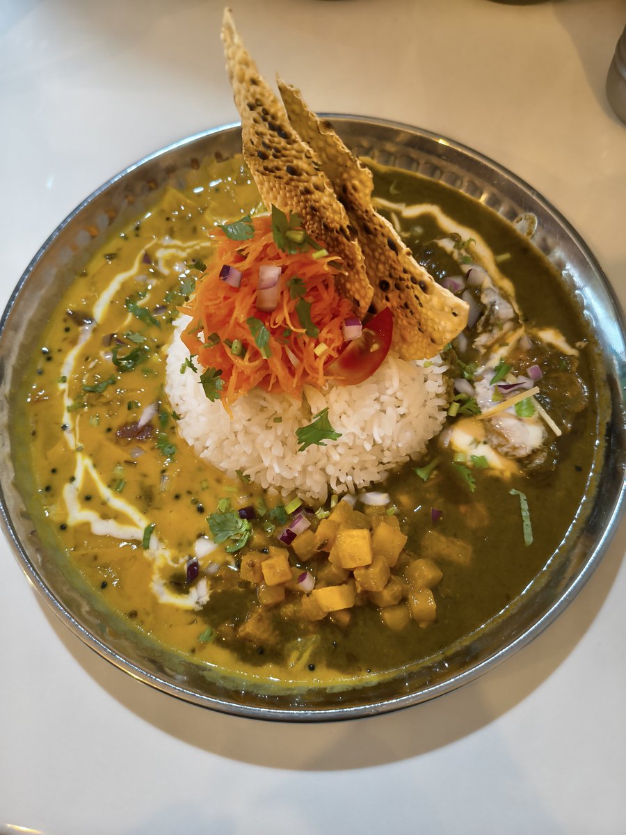mashiroeating's tweet photo. やっとマイボンCurry行けた！
カウンターだけの小さなお店だけど、中から見た外の風景が夏の雰囲気に良く似合う。微かなお香の匂いとスパイスとお米の香りでとてもリラックスできた✨

2026夏ほうれん草チキン (ヨーグルトソース掛け) 、クリイミー豆&amp;キャベツ(豆乳とココナッツ)の2種盛
また来たい🥹 https://t.co/cDcqgnhP7M