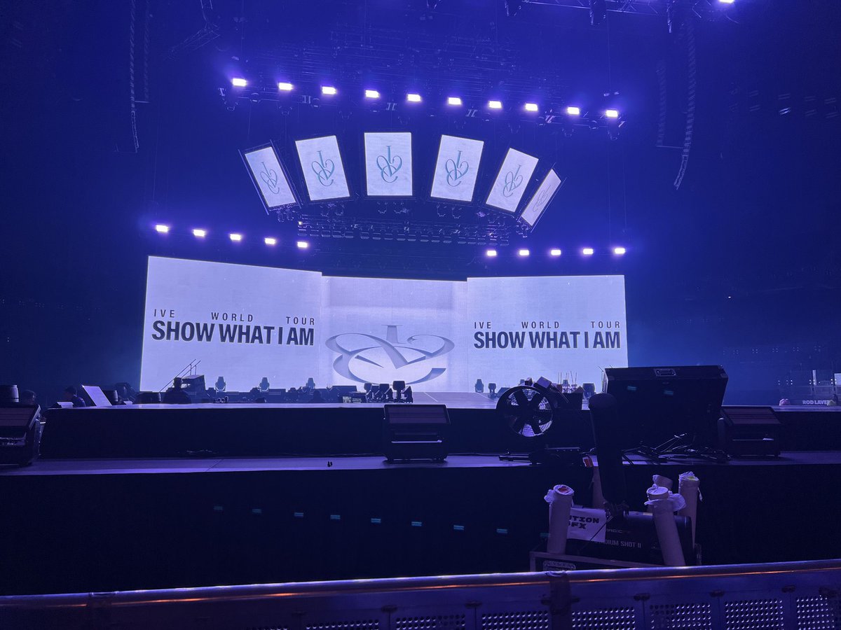 Lizjin_'s tweet photo. The downgrade in stage production throughout this world tour is honestly so disappointing. IVE are giving their all on stage, yet the production keeps getting worse. They deserve a stage that matches their level and the scale of their tour

IVE DESERVES BETTER
#아이브_대우_개선
#IVEDESERVESBETTER