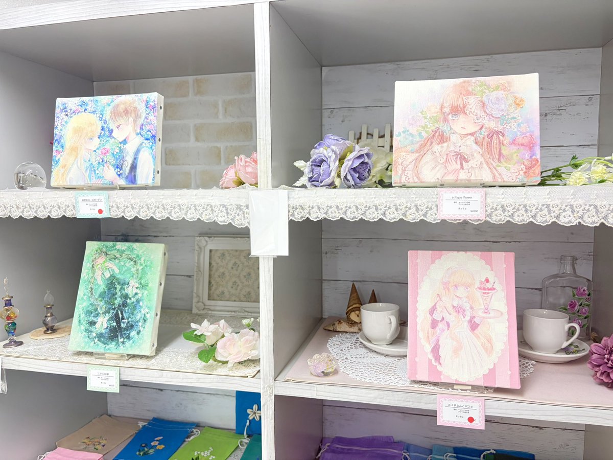 kamakuramona's tweet photo. 皆様こんにちは🌸
本日も鎌倉MONAにて店長まっちょ（@ri__macho ）の個展【Crystal Dream】を開催中です✨😊

嬉しい事に、作品をお迎えいただきましたので、後ほどご報告いたします💐

通販は8月15日（土）20時より以下の公式サイトにて対応を予定しています🙇‍♀️♪
↓
https://t.co/P2gCbH8s8o https://t.co/bqcKZqBaqW
