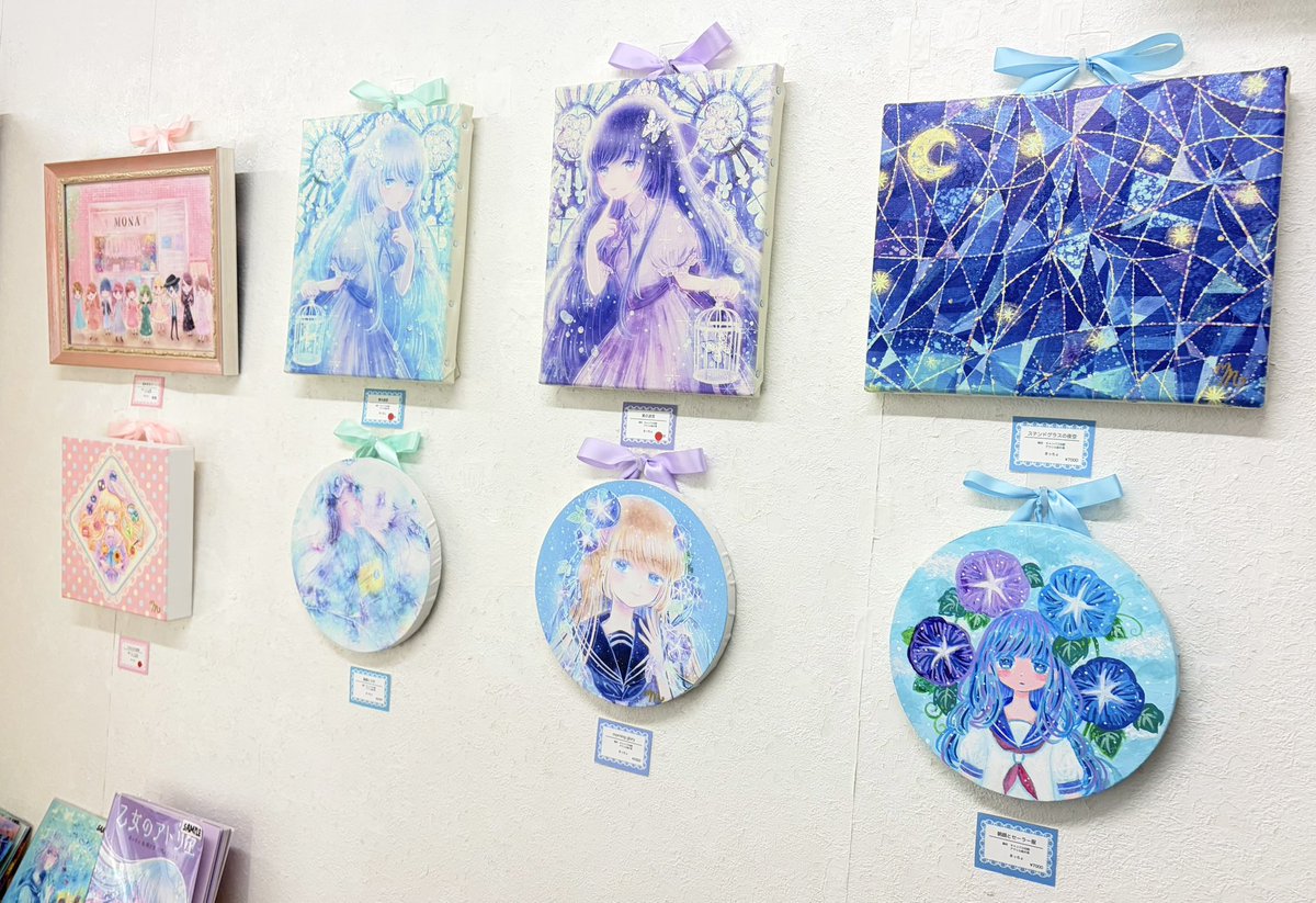 kamakuramona's tweet photo. 皆様こんにちは🌸
本日も鎌倉MONAにて店長まっちょ（@ri__macho ）の個展【Crystal Dream】を開催中です✨😊

嬉しい事に、作品をお迎えいただきましたので、後ほどご報告いたします💐

通販は8月15日（土）20時より以下の公式サイトにて対応を予定しています🙇‍♀️♪
↓
https://t.co/P2gCbH8s8o https://t.co/bqcKZqBaqW