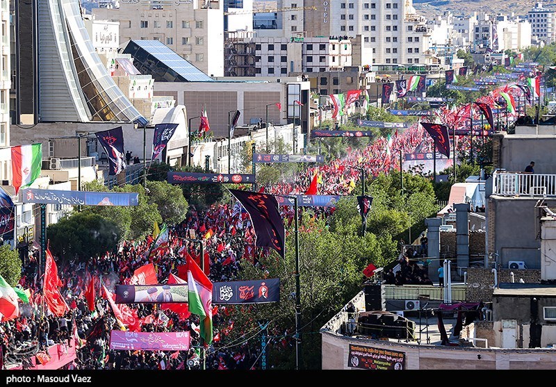AkkasBedoneMarz's tweet photo. این عکسا رو باید قاب کرد زد به دیوار تا یادمون نره وقتی پای ایران و رهبرمون وسط باشه بیست میلیون نفر قد علم میکنن #باید_برخاست #آقای_عزیز_ما https://t.co/bCjgRa0fWq