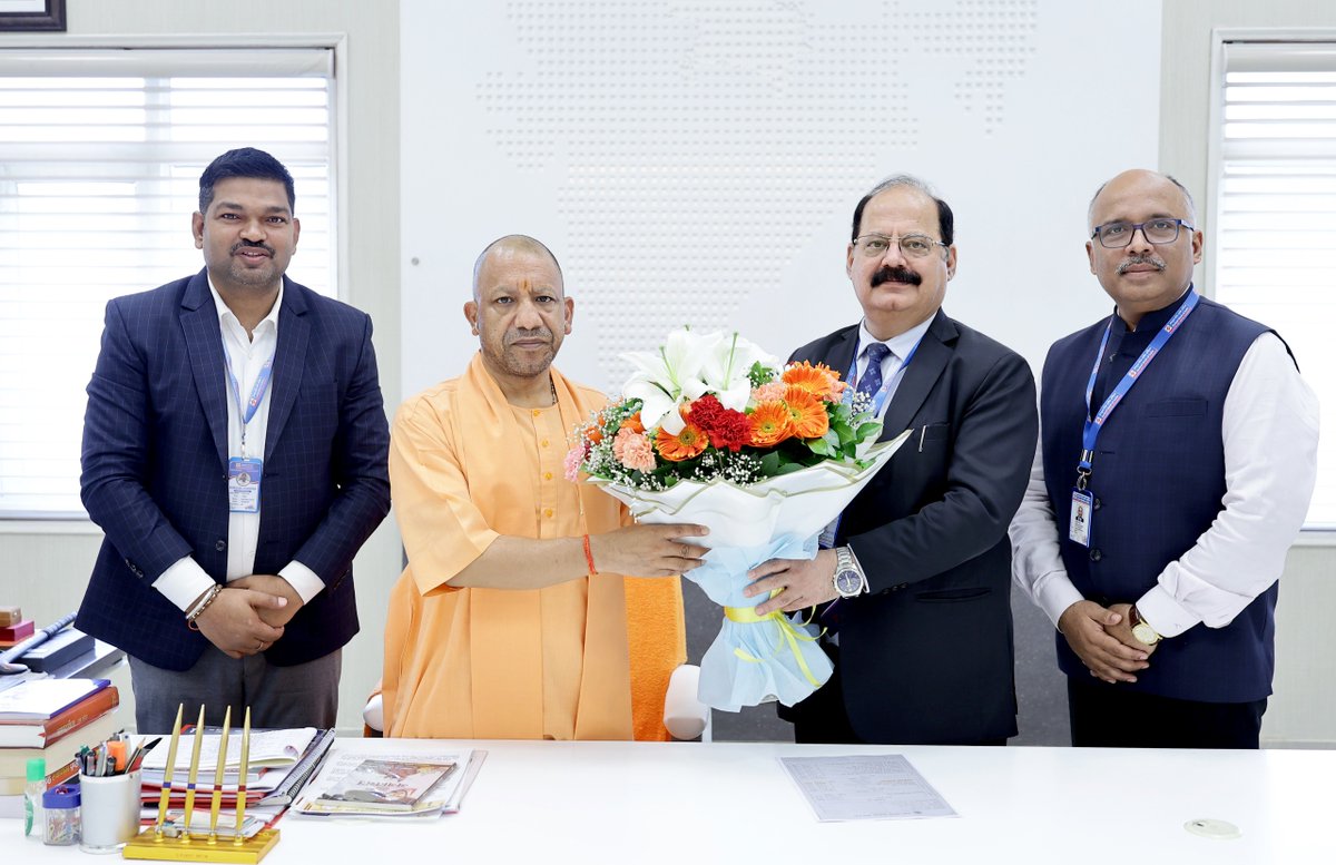 myogioffice's tweet photo. मुख्यमंत्री श्री @myogiadityanath जी महाराज से आज लखनऊ में सेंट्रल बैंक ऑफ इंडिया के अंचल प्रमुख (महाप्रबंधक) श्री दिलीप अर्जवानी जी, सहायक महाप्रबंधक श्री अंशुमान सिंह जी एवं सचिवालय शाखा, लखनऊ के श्री सुभाष चन्द्र जी ने शिष्टाचार भेंट की। https://t.co/uZ7kxqnPVo
