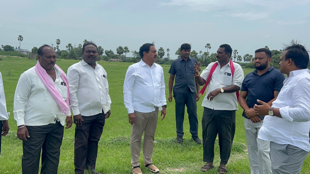 EDRBRS's tweet photo. జనగామ జిల్లా దేవరుప్పుల మండలం చిన్నమాడుర్ నుండి రాంబోజీ గూడెం వెళ్తున్న సందర్భంగా మార్గమధ్యలో రోడ్డు పక్కన గోపి చెరువు ఆయకట్టు కింద గల 300 ఎకరాల సాగు పొలాలు చెరువులో నీళ్లు లేక వానాకాలం పంటలు వెయ్యక పూర్తిగా పడావు పడ్డాయని రైతులు ఎర్రబెల్లితో వాపోయారు.
1/2 https://t.co/S8GGNziQF1