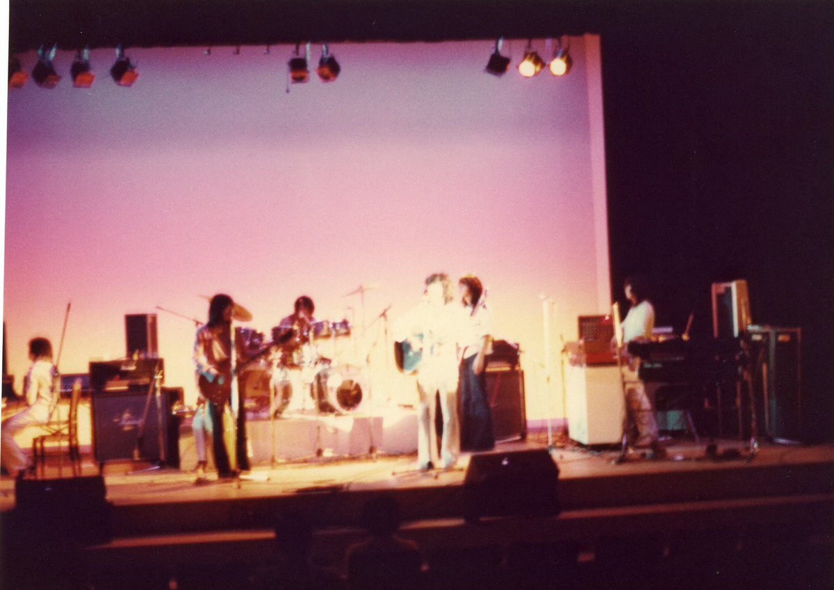 koronta33's tweet photo. 1976年8月13日目黒区区民会館で開催されたイベント「金で買える夢」
HALとセレナーデがお互いの演奏を目の当たりにし、セレナーデの『殺意への船出２』を聴いた津田さん高橋さんが「あの曲を演ろうぜ（と勝手になり）」）（新月史より引用）新●月結成のきっかけとなった記念すべき日です。
＃新●月 https://t.co/KTpl1Botoc