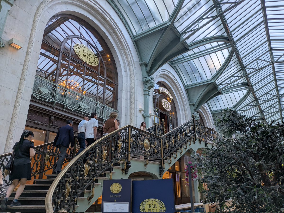BulletRoki's tweet photo. フランスの美味しいご飯編ラストはパリリヨン駅の中にあるル・トラン・ブルー。改札の向かい、2階にあるレストランで、窓際席だと電車見ながら伝統的な豪華内装も楽しめるというなかなか珍しいお店。
1人100€以上するお店なのだが、担当してくれたウェイターさんがなかなかに最悪だったのが玉にキズ。 https://t.co/I1GZZE2NWv