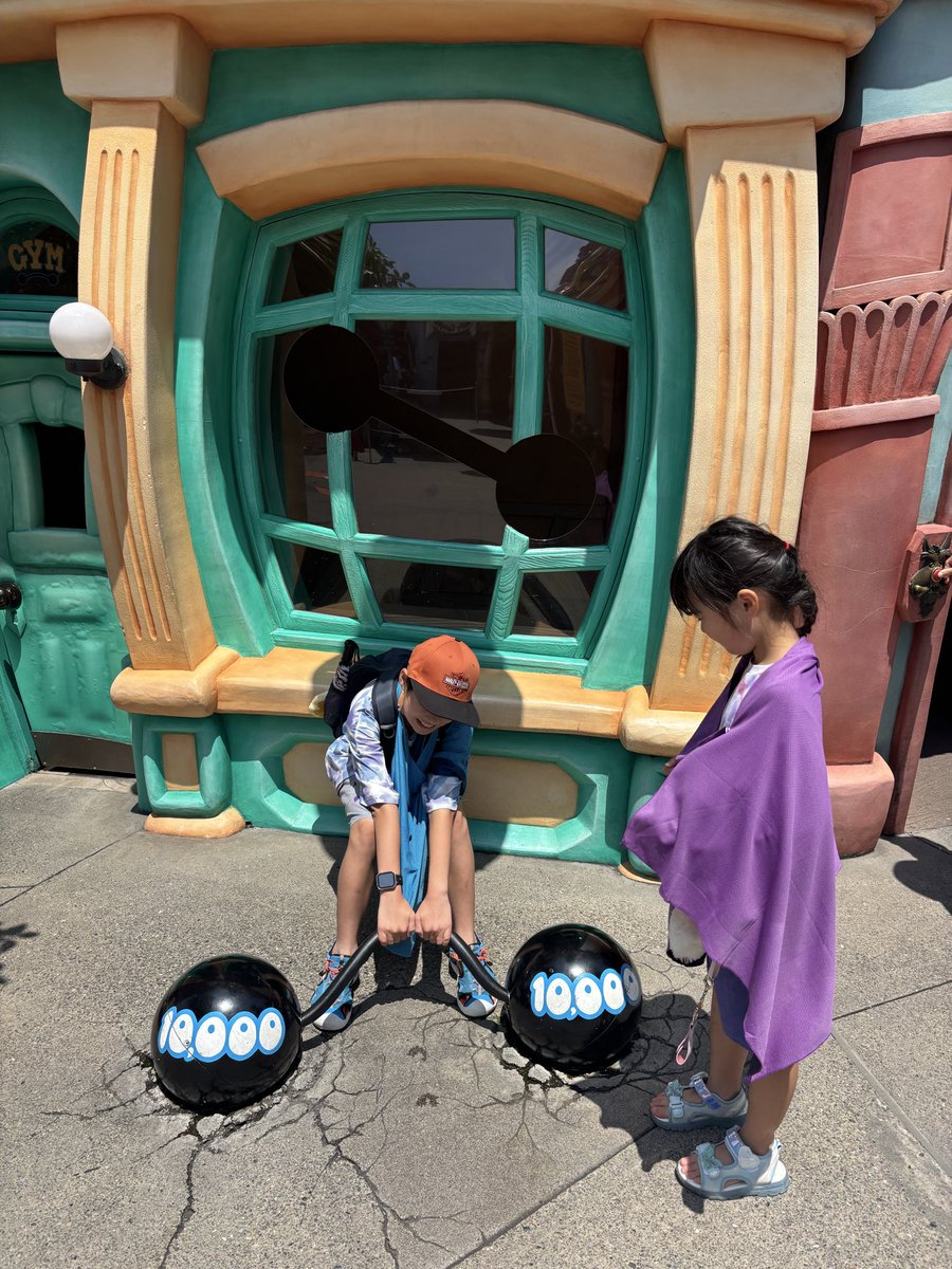 naaatun's tweet photo. 塩漬け中のオリエンタルランドさんから
8月いっぱいの株主優待チケットを
1枚いただいたので夏ディズニーへ☀️

当初は娘と2人で行くつもりでしたが
オリエンタルランド所持して
20年くらい？のパイセンから
レア柄の株主優待チケット2枚を譲り受け
息子と母も参戦で、4人で行きました！ https://t.co/PTD6gRJbRW