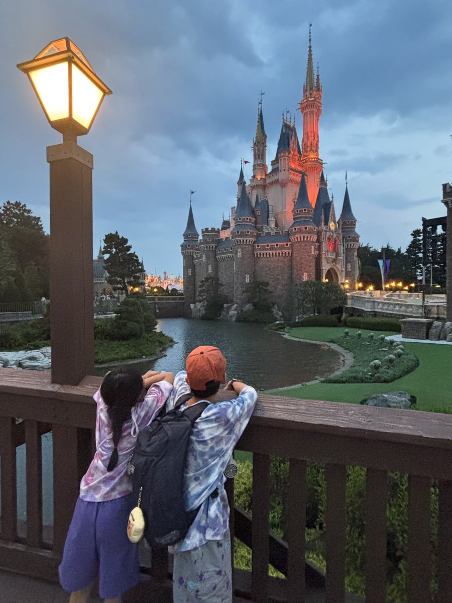 naaatun's tweet photo. 塩漬け中のオリエンタルランドさんから
8月いっぱいの株主優待チケットを
1枚いただいたので夏ディズニーへ☀️

当初は娘と2人で行くつもりでしたが
オリエンタルランド所持して
20年くらい？のパイセンから
レア柄の株主優待チケット2枚を譲り受け
息子と母も参戦で、4人で行きました！ https://t.co/PTD6gRJbRW