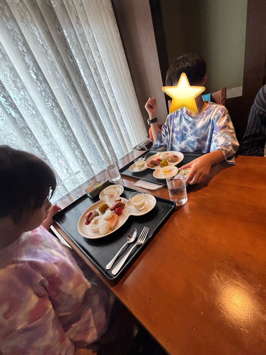 naaatun's tweet photo. 塩漬け中のオリエンタルランドさんから
8月いっぱいの株主優待チケットを
1枚いただいたので夏ディズニーへ☀️

当初は娘と2人で行くつもりでしたが
オリエンタルランド所持して
20年くらい？のパイセンから
レア柄の株主優待チケット2枚を譲り受け
息子と母も参戦で、4人で行きました！ https://t.co/PTD6gRJbRW