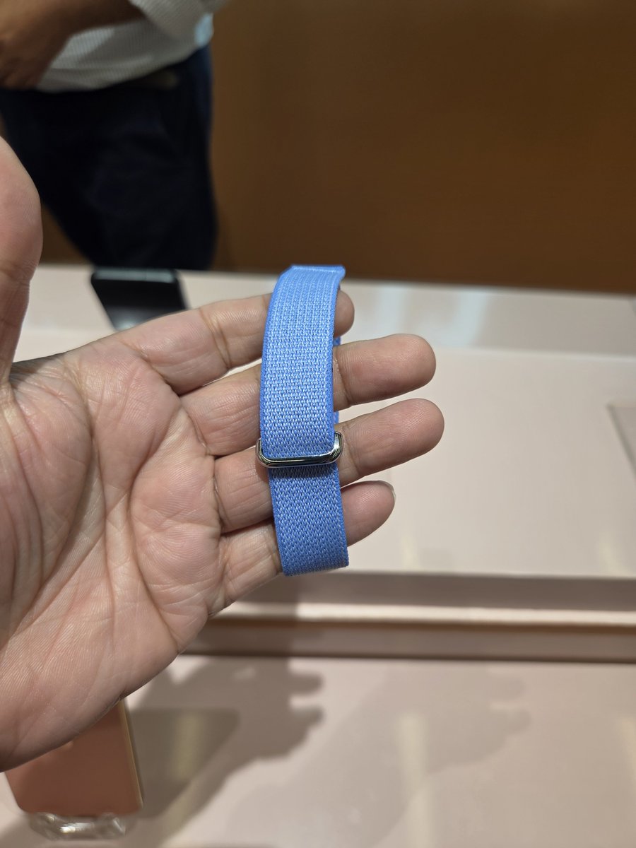 gogiinc's tweet photo. Google Fitbit Air coming soon this October..

#googlefitair #fitair https://t.co/uu7wvX3fLM