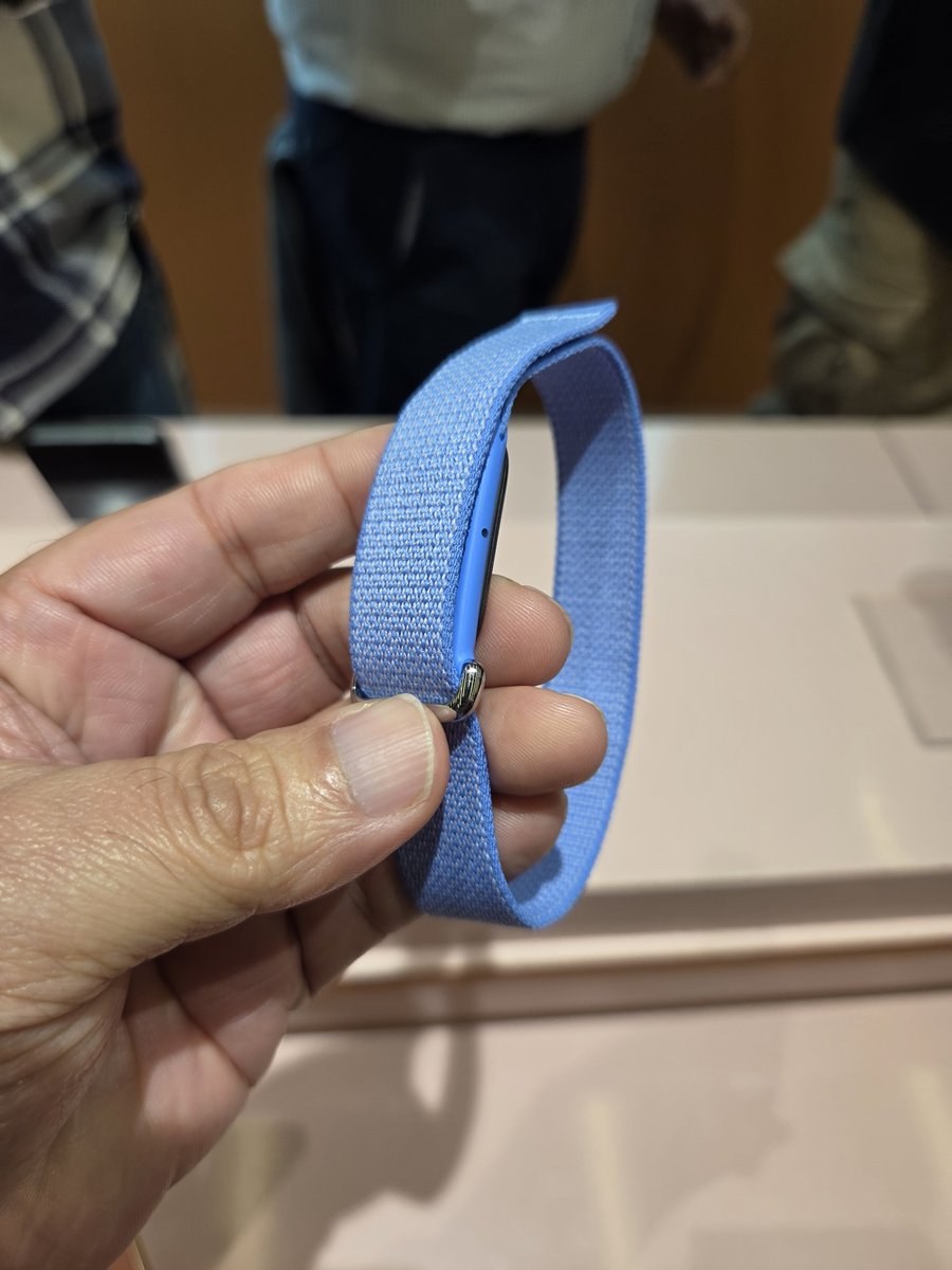gogiinc's tweet photo. Google Fitbit Air coming soon this October..

#googlefitair #fitair https://t.co/uu7wvX3fLM