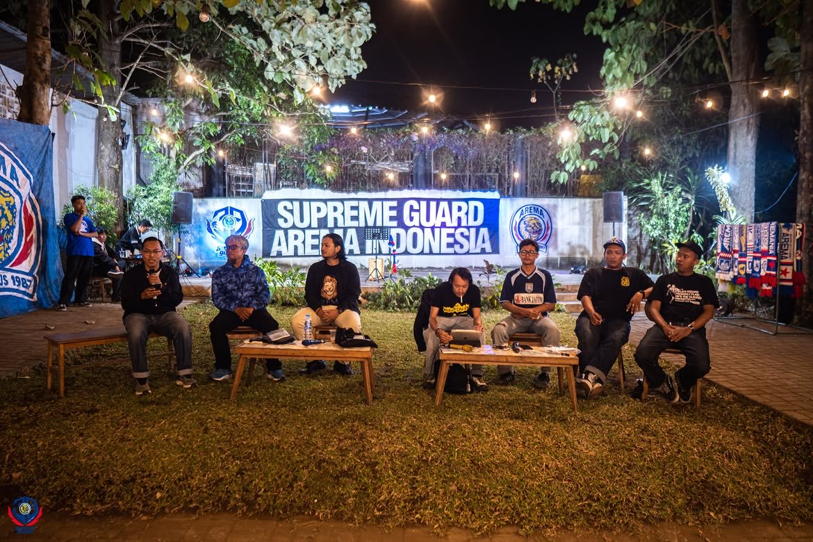 SingaMlgbrtindk's tweet photo. Pak Handoko Arema, Ganta Dari Bonek, Shihab dari UltrasGresik curvasud, pras dari LA ngalam, dan Ibul dari Lobster Boys. “Resiliensi fans : Bertahan menjumpai kehilangan dan menemukan Kembali sepakbola”
 #FootballwithoutViolence
#FriendshipwithoutFrontier https://t.co/kC7PNzcmgc