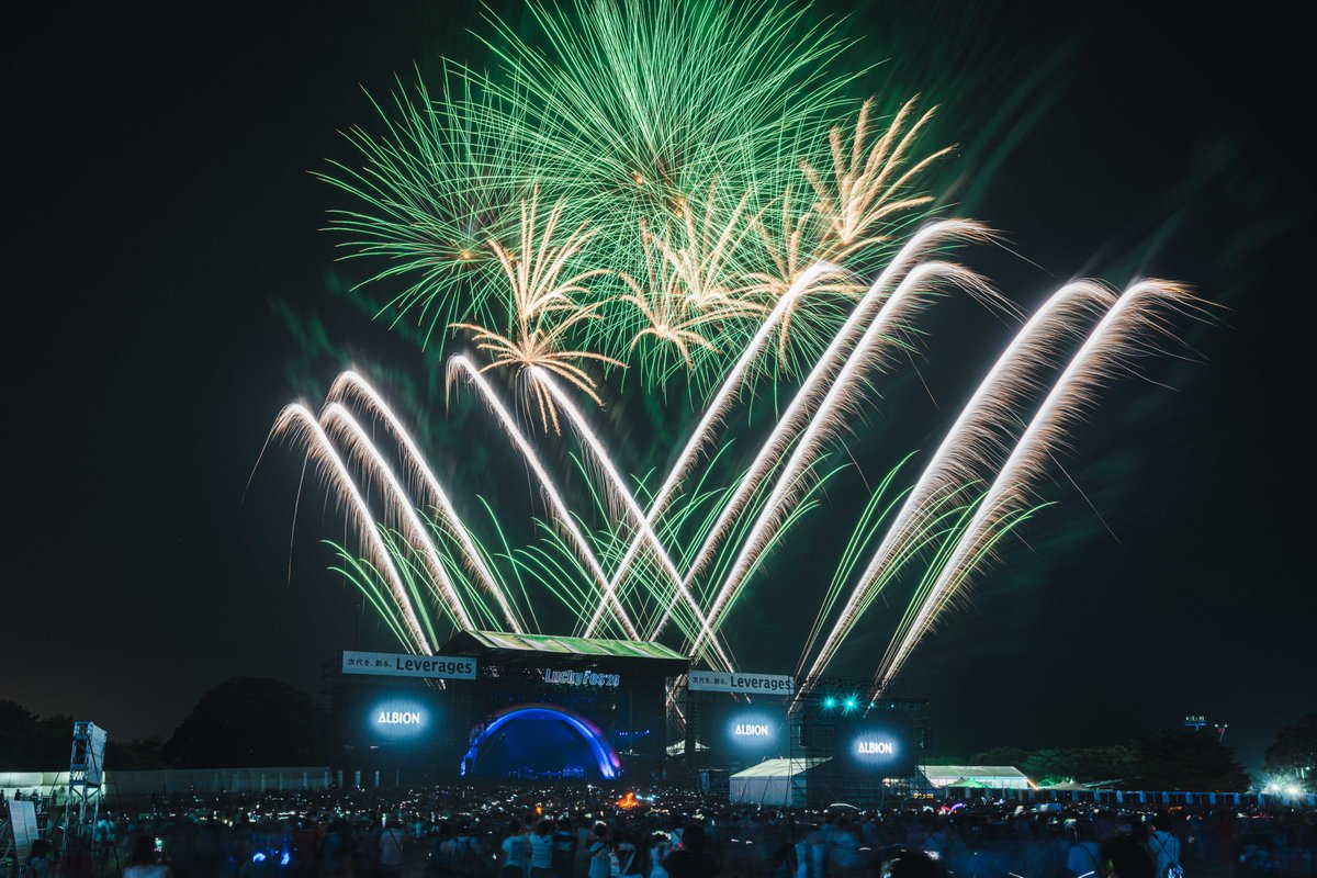 luckyfm_fes's tweet photo. 【LuckyFes総合プロデューサー堀義人からのお礼メッセージ】

LuckyFesフレンズの皆様へ

LuckyFes’26は、予定より1日早く夜空に広がる600発の花火とともに幕を閉じました。

「夏フェス日本初の4日間連続開催」と銘打って準備してきたLuckyFes’26ですが、台風の影響で最終日は中止となり、3日間連続開催で閉幕となりました。最終日にアーティストとフレンズの皆様をLuckyFesにお迎えすることができずに心より申し訳なく思っています。難しい決断でしたが、早期の意思決定とフレンズへの速やかなご連絡が重要と思い、当日断続的に緊急会議を開き最終的には公園側と協議して中止を意思決定し、フレンズの皆様への中止のご連絡を18時台に行うことができました。

翌11日（火・祝）夕刻には統計史上初めて台風が茨城に上陸し、茨城県全域で1万軒以上が停電となり、常磐線が一部運休となりました。開催していたらと思うと背筋が凍る思いでした。改めて安全を最優先した意思決定の重要性を認識しました。

ただ、今の率直な気持ちは、「悔しい」の一言です。LuckyFesのために準備してくれたアーティストの方々に表現の場を提供できなかったこと。そしてLuckyFesを楽しみにチケットを買ってくれたフレンズの皆様をお招きできなかったこと。本当に申し訳ないという気持ちで一杯です。僕も皆さんに会って、「ラッキー」と言いながら右手にL字で思いっきり楽しみたかったです。

それでも今年は、平日を含む3日間で8万7500人のフレンズが来場し、最終日に会えなかった2万人超のフレンズの思い（合計10万人超）を大切にしながら、更なる成長に向けて今日から頑張ります。来年はさらにパワーアップしたLuckyFesをお楽しみにしていてください。

さて、LuckyFes’26が閉幕して数日経過しましたので、LuckyFes‘26の総括をしたいと思います。

1）アーティストとステージ：
初日はしなこから始まり、FRUITS ZIPPER、NEWS、TUBEとバトンがわたり、２日目の最後の3組はCANDY TUNE、 NiziU 、BABYMETAL。最終日となった3日目は、西川貴教、宝鐘マリン＆ハコス・ベールズ、そして大トリとなったFLOWでぶち上がりました。総勢110組超のアーティストの皆様に深く感謝申し上げます。素晴らしかったです。

そして、何よりも新調されたステージが大きなインパクトがあったと思います。昨年まではステージの外にあったRAINBOW の弧が見切りになるとのご意見があったので、ステージの中にすっぽりと入れました。どうせ弧があるならばと、弧の中にLEDを入れました。RAINBOWステージは、高さと面積を総合的に考えると日本最大規模。両面のLEDも拡大して、FOH裏にもLEDを掲げました。また、WINGも両面にビジョンを広げて配置して、初めて背面ビジョンも羽の前に設置しました。GARDENもバラと柱を強調した華麗な装飾。HILLSは森の中のLIVEハウスというコンセプト通りステージ前で盛り上がり、丘の勾配を活用してフレンズが音楽を楽しめる環境となりました。

アートは、バルーン2体に加えて全部で6体です。5年目にしてまさに「音楽とアートと食の祭典」にふさわしいフェスになってきたと思います。

2）フレンズ要望に合わせた大幅な改善：
昨年のLuckyFesは、運営面で大きな課題がありました。5大改善点と称して取り組んだのが、ダイニングとドリンクステーションの行列、トイレ環境の改善、グッズ売り場の混雑緩和、通信障害、前方エリアとアプリの改善でした。

飲食は、合計50店舗に2割増強するとともに、Lucky Diningに加えて3つのキッチンをPLAZA、GARDEN、そしてHILLSに設置しました。ダイニングとキッチン計4ヶ所に多数のベンチを配置し、ドリンクステーションの運営も改善しました。

PLAZAのトイレには覆いをつけて（3日目は強風のため横幕を上げていました）、FORESTに森のトイレを設置し、GARDENのトイレは導線から外しました。そして、常に清潔感を保つべく協力会社と連携しました。グッズ売り場も、行列が予想できるアーティストの窓口を増やし、柵を設けて、最後尾もわかりやすくストレスを減らすことができたかと思っています。また、各社に基地局の大幅増設をお願いしたところ、大規模な通信障害が発生したとは報告を受けていません。アプリについても評判は良かったです。GARDENから大草原への導線も大きく確保したので、演奏の合間の移動もスムーズだったと思います。

アンケート結果を見るとそれらへの改善策はかなり功を奏していたと言えます。

3）反省点：
但し、現時点では少なくとも以下2点については、大幅な改善が必要と思います。先ずは警備です。ステージ周りにおける警備については大いに反省するとともに、ご迷惑をおかけしたアーティストには謝罪してきましたが、この場もお借りして再度お詫び申し上げます。

また、場内におけるチェア利用などへの注意喚起についても十分ではなかったと認識しています。来年は、警備人員をさらに増強させて、安心・安全で快適な環境をさらに作りたいと思います。

前方エリアについては、アプリを改善し待機所を一つにするなど、かなり工夫をしましたが、課題がまだ残っています。LuckyFesのこだわりとしては、危険がない範囲で自由な楽しみ方をフレンズにして欲しいと思っていますので、前方エリアを指定制にはしていないです。その分難易度が高いですが、来年は不満が出ない様に少なくとも200番まではもっと早めに待機していただき、厳格に運用するなどさらなる改善に取り組みたいと思います。

目標は、日本一いや世界一快適な夏フェスを作ることです。フレンズの要望をもとにさらに進化させていただきたいので、以下アンケートに忌憚ないご意見を頂けたら幸いです。

▼LuckyFes公式アプリからアンケートのご回答お願いします。
https://t.co/3lbkc7dZNn
https://t.co/1f8XNPCosG

あと、この場を借りて来年の開催予定日を発表致します。来年は、7月31日（土）と8月1日（日）と8月7日（土）、8日（日）と2週末に計4日開催予定です。フレンズの皆様には、今からスケジュールに入れて頂けるとありがたいです。

繰り返しになりますが（3回目）、今年は最終日が中止となり、ご出演予定のアーティストやご来場予定のフレンズには本当に申し訳なかったと思います。来年は、この悔しさをバネにさらにパワーアップして、皆様とお会いできたらと思っています。

引き続き、フレンズ、アーティスト、スタッフの皆様の安心・安全を第一に目標である「アジア最大のテーマパーク型フェス」に向けて一歩一歩進んでいきたいと思います。

来夏の2週末にLuckyFesで会いましょう。（＾＾）/
全ての方々に感謝を込めて。

LuckyFes総合プロデューサー
堀義人
#LuckyFes