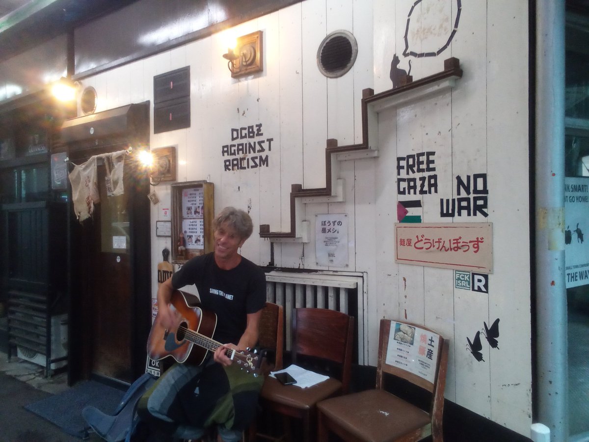 nabeyokoDGBZ's tweet photo. シャッター開けたら、外国人旅行者が弾き語りしてた。ロックンロール。 https://t.co/AeNVOFmvys