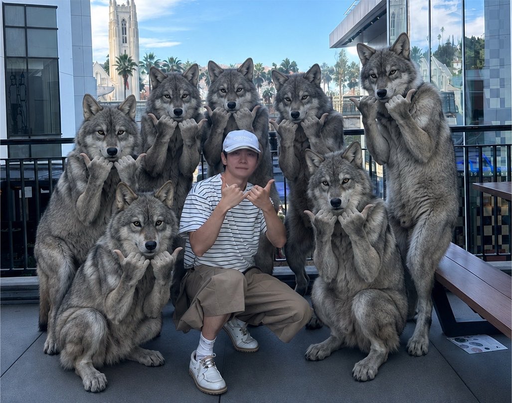 BABOOpq's tweet photo. 르네들이랑 할리우드에서 강태오님 만났는데 무슨 조합이냐고 물어보셔서 걍 사진동호회 여행이라고 하고 다같이 위링크하고 사진찍음 💗 https://t.co/NOyUnkqVg3