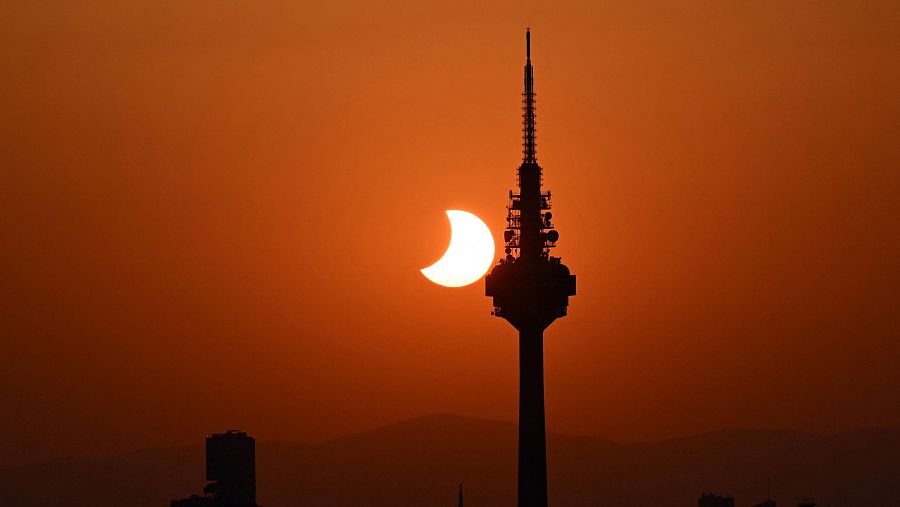rtve's tweet photo. Un momento de emoción inolvidable: las mejores imágenes que nos deja el eclipse solar de 2026.

Aquí te mostramos más estampas sorprendentes, emotivas y graciosas: https://t.co/SwzurdMbvW

#EclipseRTVE https://t.co/bkGQirGWVJ