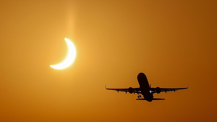 rtve's tweet photo. Un momento de emoción inolvidable: las mejores imágenes que nos deja el eclipse solar de 2026.

Aquí te mostramos más estampas sorprendentes, emotivas y graciosas: https://t.co/SwzurdMbvW

#EclipseRTVE https://t.co/bkGQirGWVJ